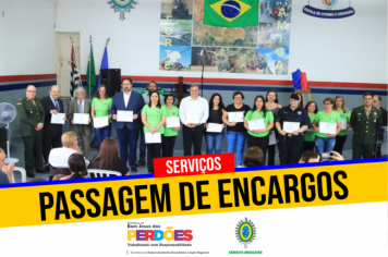 Militares homenageiam funcionária da prefeitura