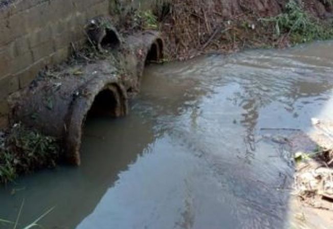 PREFEITURA TRABALHA NA LIMPEZA DO CÓRREGO DO POVO