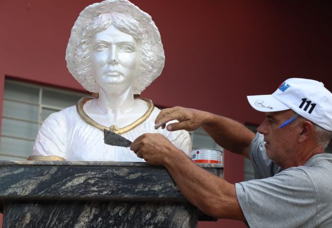 RESTAURAÇÃO DO BUSTO QUE REPRESENTA A BARBARA CARDOSO 