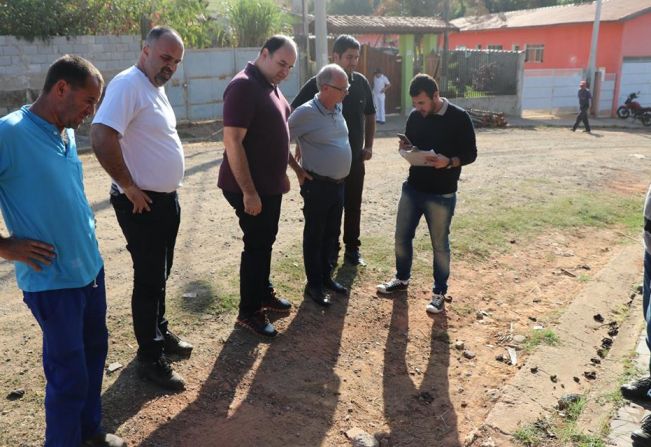 PREFEITURA ESTUDA PROJETO PARA PAVIMENTAÇÃO DA RUA DAS CAMÉLIAS