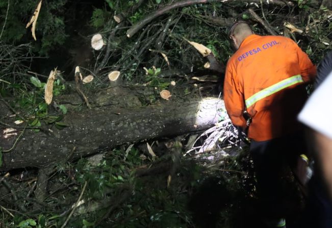 DESOBSTRUÇÃO DA ESTRADA QUE DÁ ACESSO AO BAIRRO SERRA NEGRA 