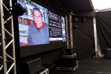 CINEMA AGITOU A PRAÇA DE EVENTOS NO FERIADO